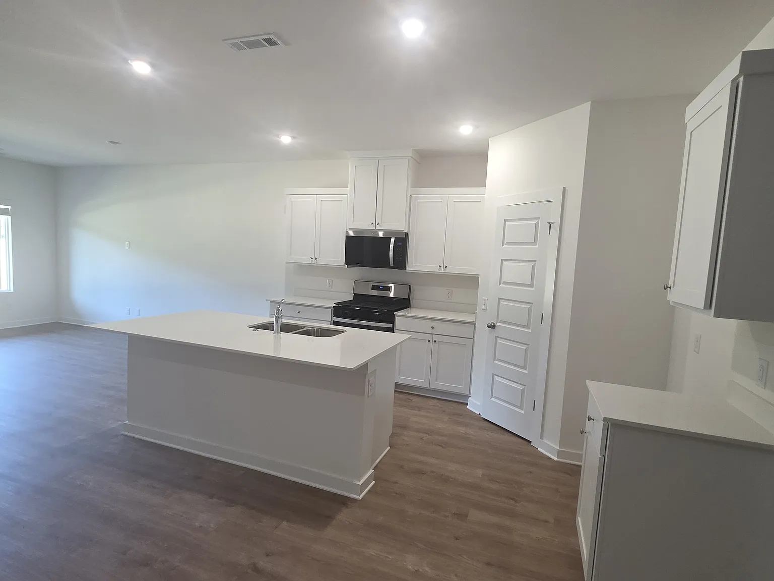 4 bed, 2313 sqft, $2,800 — Photo 2