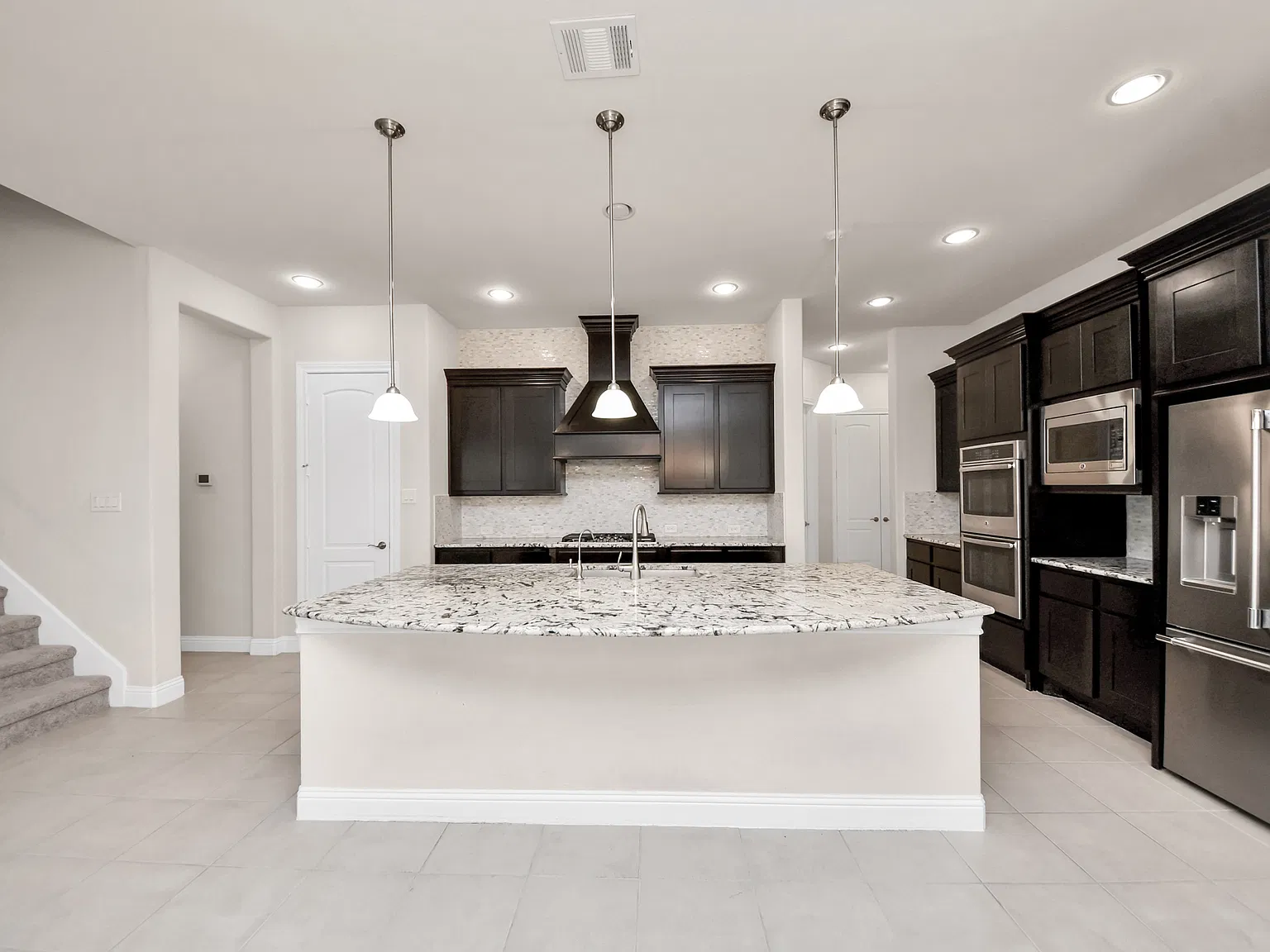 3 bed, 3.5 bath, 2996 sqft, $3,400 — Photo 4