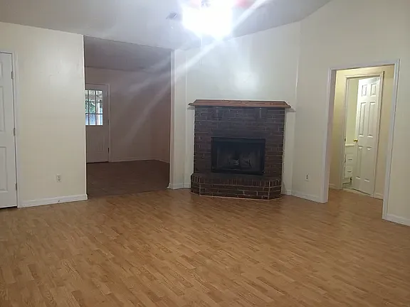 1109 Oak St — Photo 2