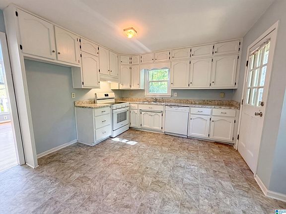 2nd image of 1500 Shady Oak Cir