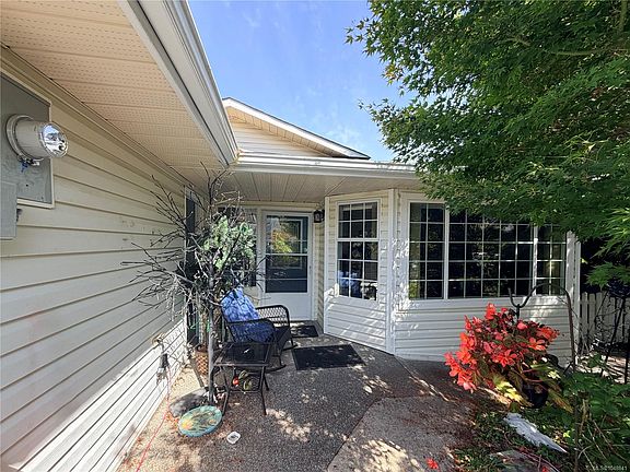 3rd image of 555 Hooper Pl