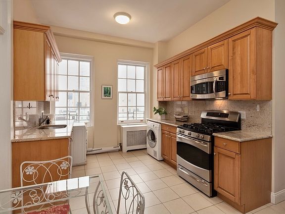 4th image of 1 W 64th St APT 11C