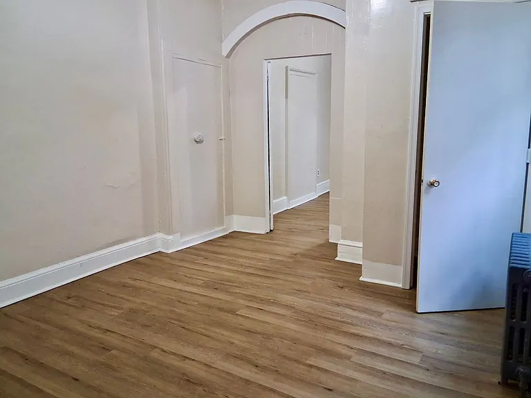 325 N laurel St — Photo 10
