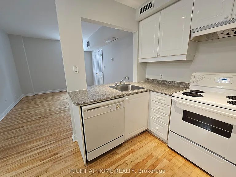 524 Yonge St #201 — Photo 4