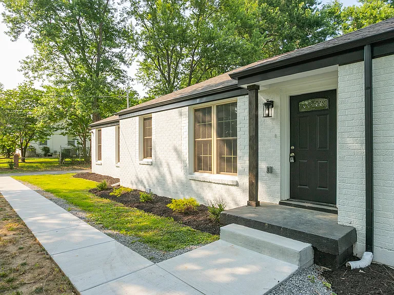 1229 Berwick Trl — Photo 9