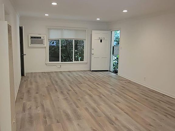 4th image of 13015 Moorpark St #13015
