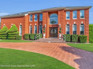 4 Brentwood Dr, Manalapan, NJ 07726