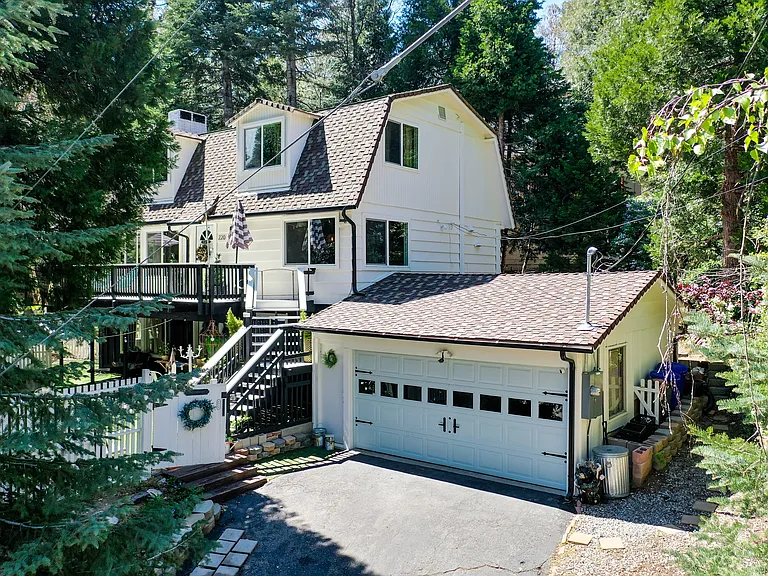 220 Oak Dr — Photo 2