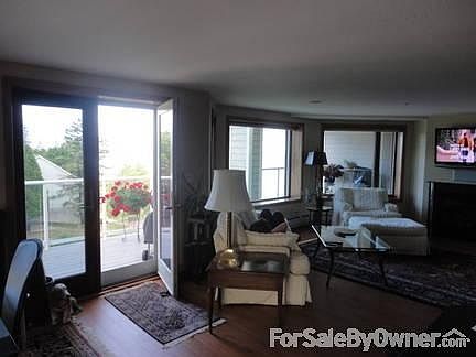 Living room, notice all glass front.
