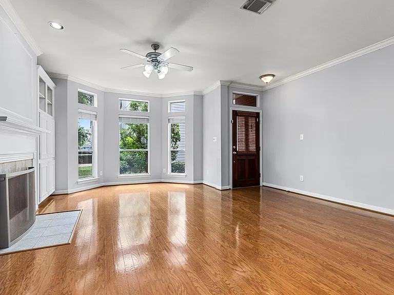 707 W Heights Hollow Ln — Photo 2