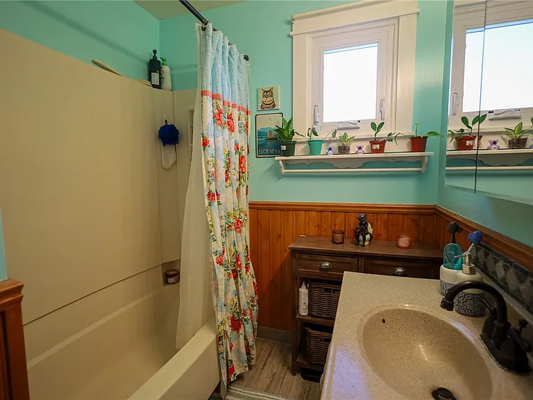 220 Kingsbury Ave — Photo 18