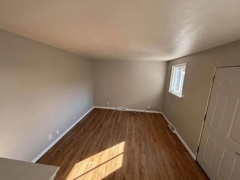 212 Davis St — Photo 2