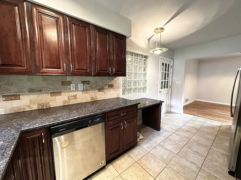538 N Superior Ave — Photo 19