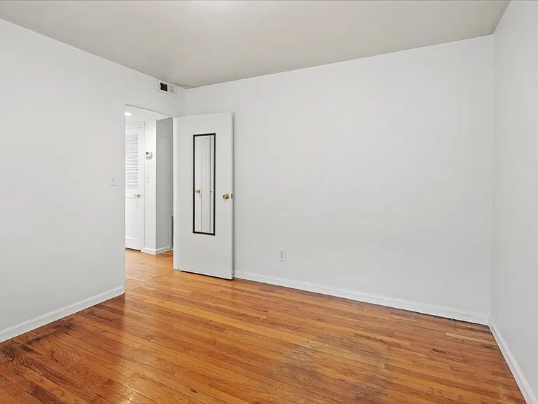 302 E 19th St #2A — Photo 15