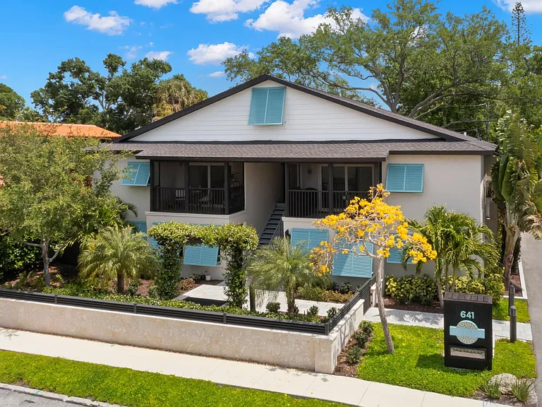 Enclosed Florida room or screened patio apartment homes