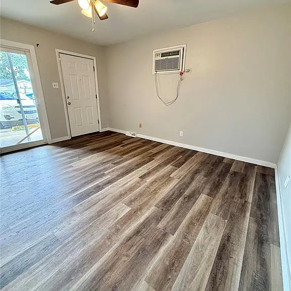 103 E 7th St #1 — Photo 17