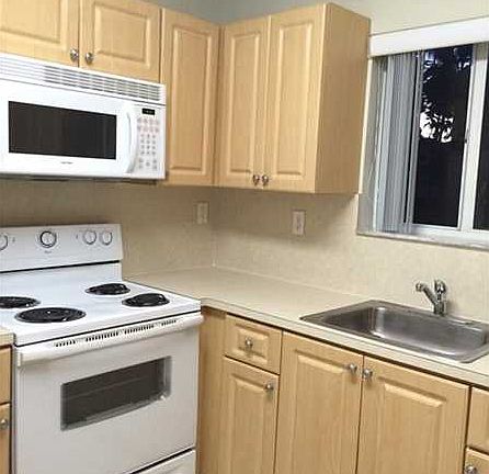 4th image of 930 NE 34th Ave Unit 101