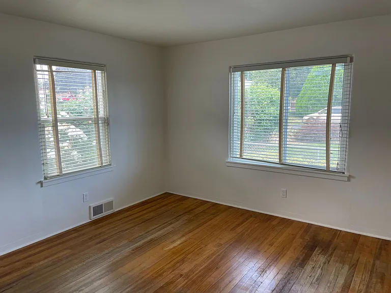 1018 S 31st Ave — Photo 3