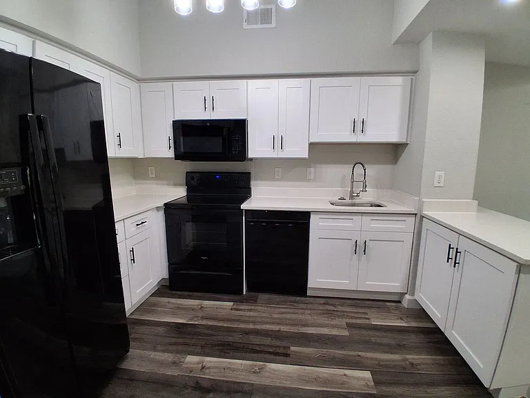 2402 W Azeele St #417 — Photo 4