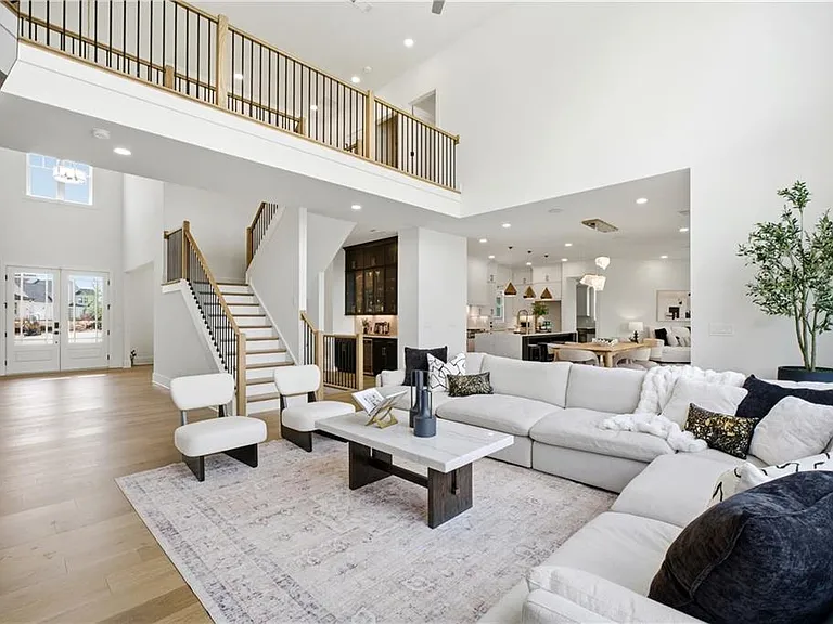 4510 Hawthorn Cir — Photo 9
