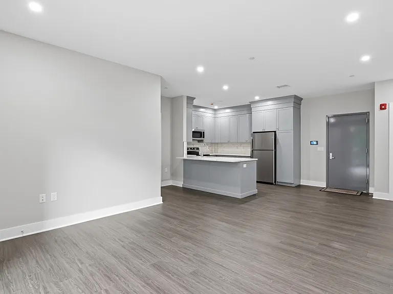 100 Smith St #2 — Photo 3
