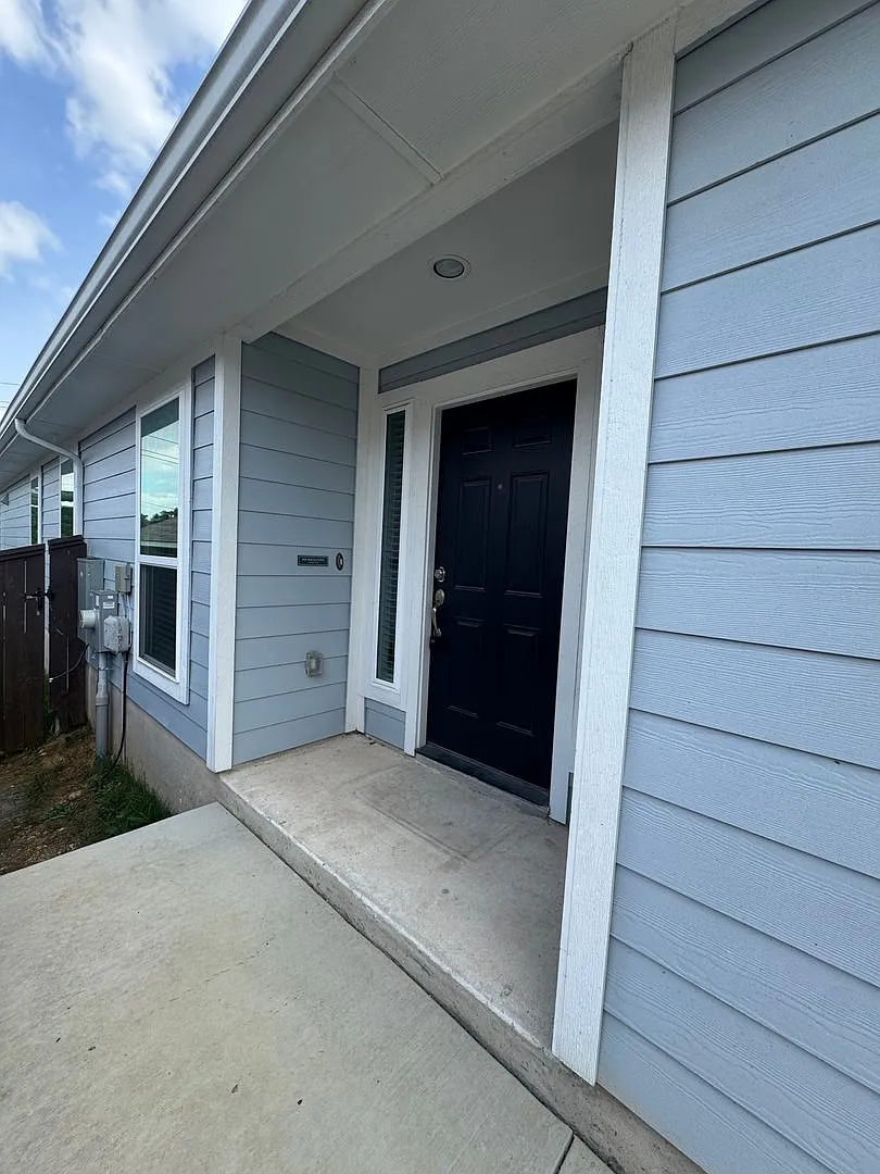 2 BR/2BA | Single Family Home | 1-Car Garage Parking | Fenced backyard In Austin! — Photo 2