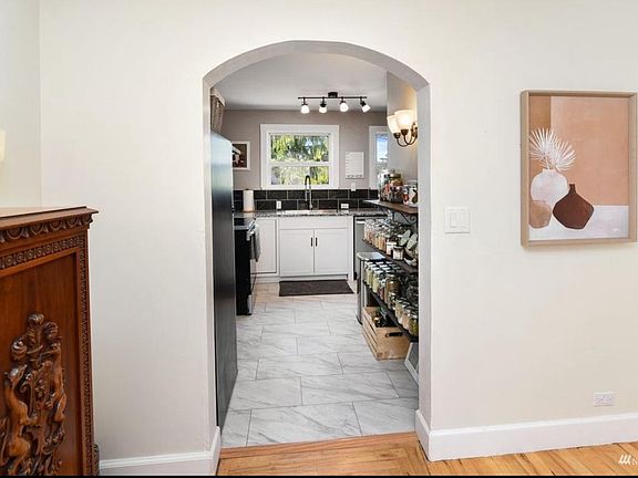 4th image of 1121 Pleasant Ave