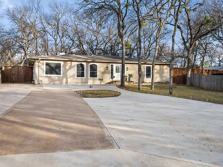 403 Norman Dr — Photo 1