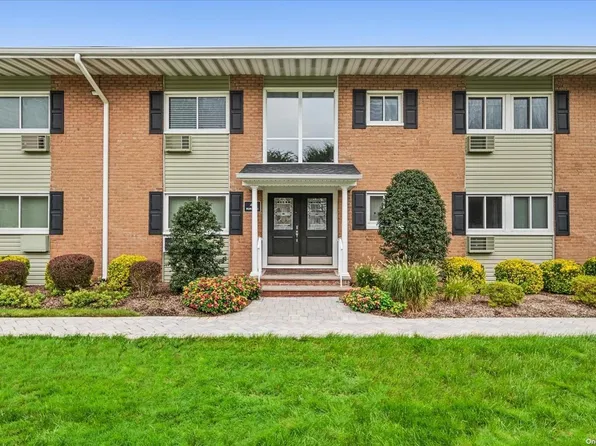 49 Mildred Place #4G, North Babylon, NY 11703