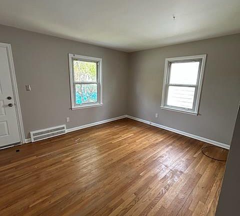 4th image of 1458 Chapin Ave