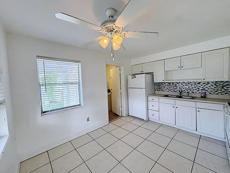 202 SE 3rd Ter #1 — Photo 3