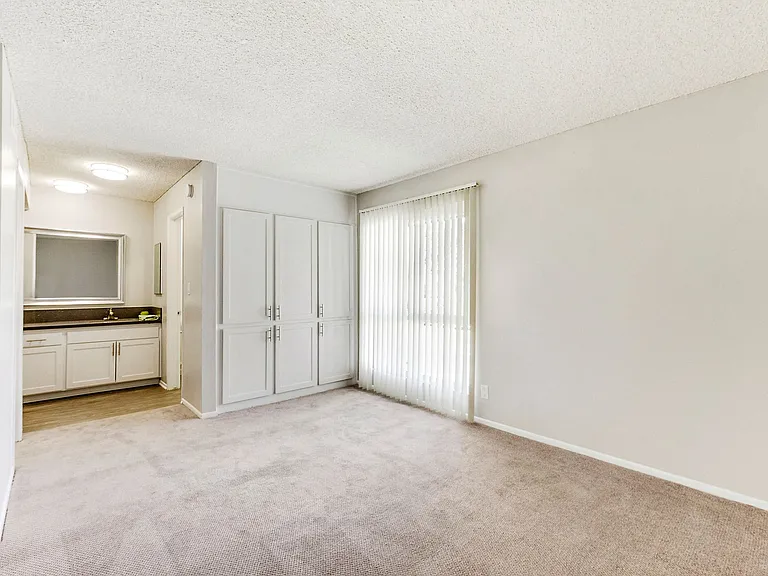 5830 Reseda Boulevard — Photo 57