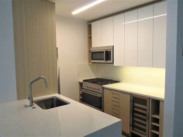 101 W End Ave #8T — Photo 1