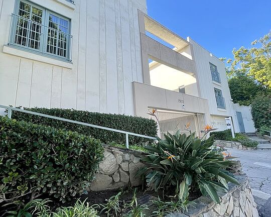 3rd image of 2621 Centinela Ave