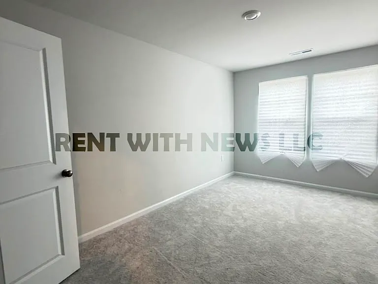 282 Paramount Dr — Photo 18