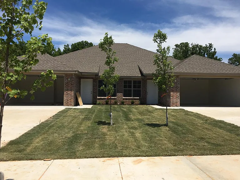 3204 Amberwood Ave — Photo 1