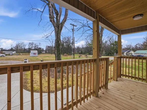 104 Fairground Dr, Waverly, TN 37185