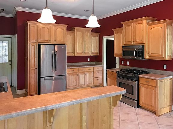 5th image of 250 Lynn Dr