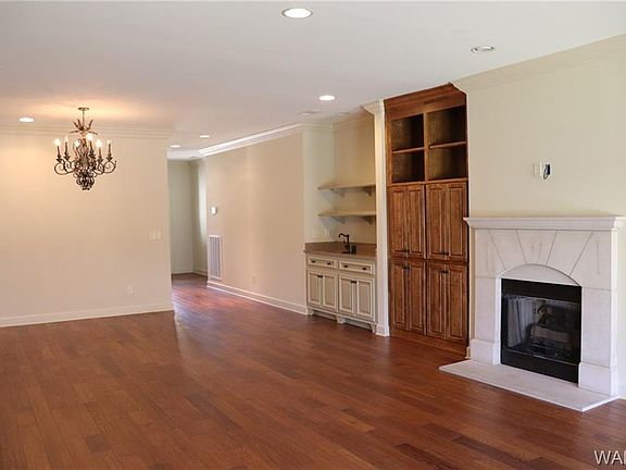 5th image of 705 Cambridge Ln