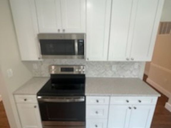3rd image of 6761 Surreywood Ln