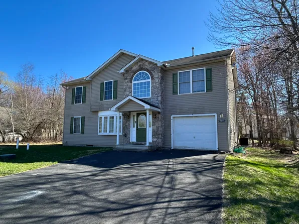960 Cricket Ln, Long Pond, PA 18334
