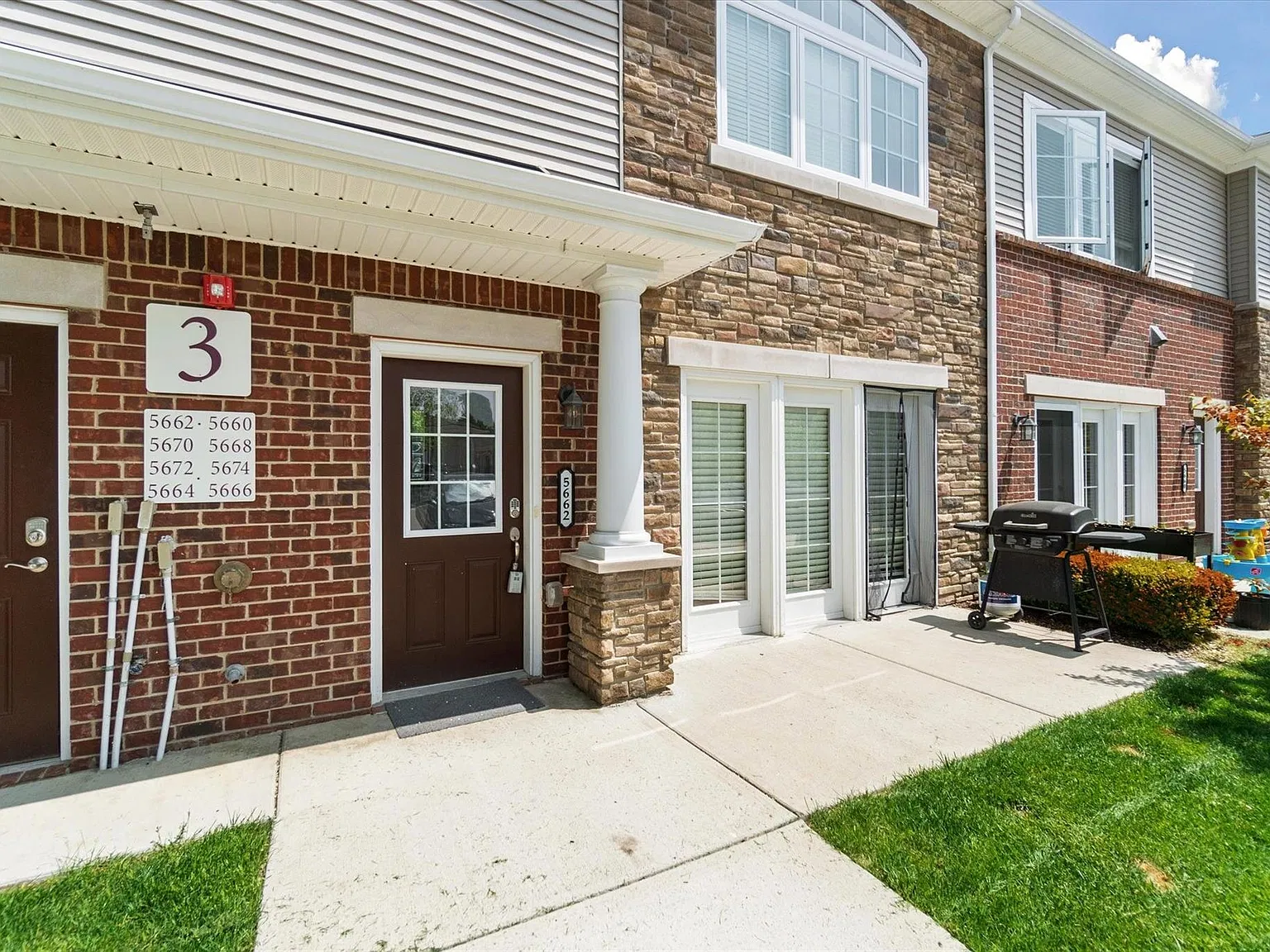 2 bed, 2.0 bath, 1290 sqft, $2,300 — Photo 2