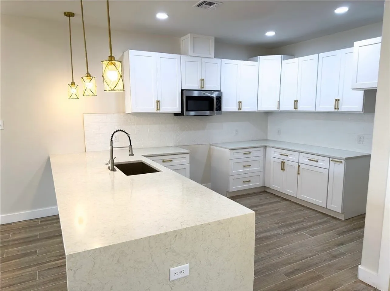 3 bed, 1582 sqft, $2,100 — Photo 4