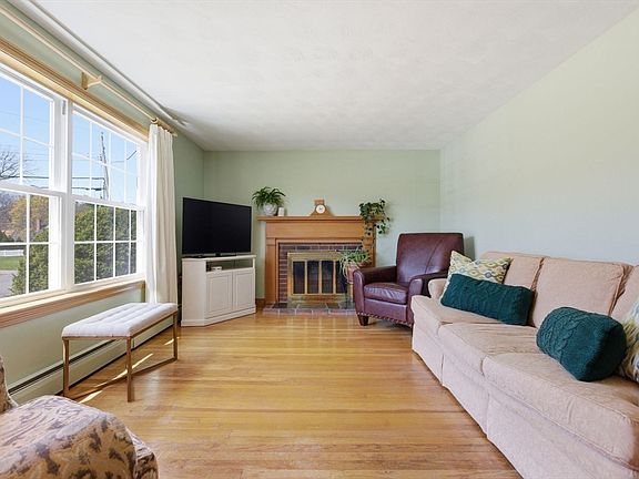 3rd image of 32 Hathaway Rd
