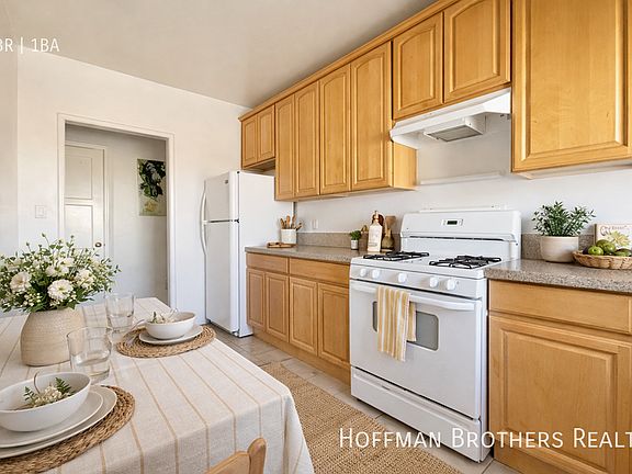 2nd image of 7575 Melrose Ave #3