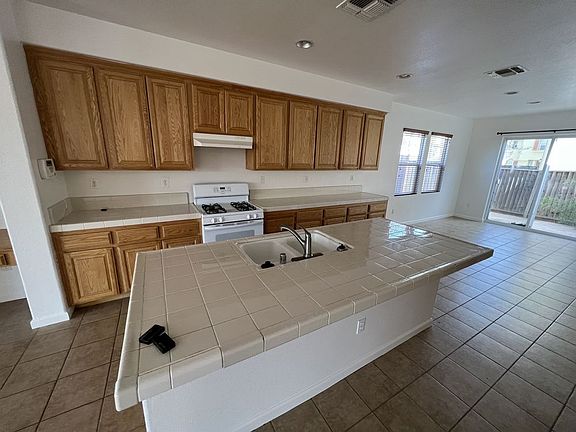 4th image of 3990 Martis St