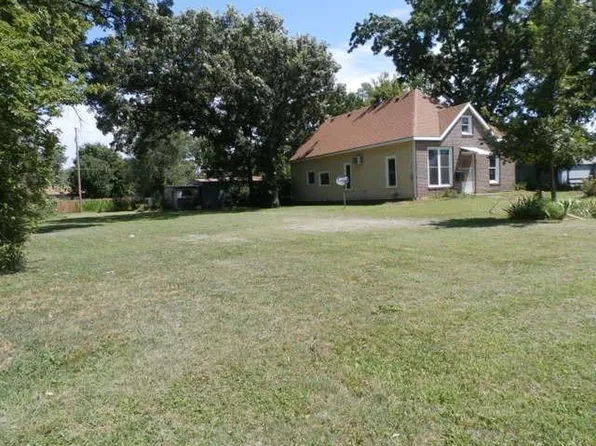 525 NE 5th St, Abilene, KS 67410