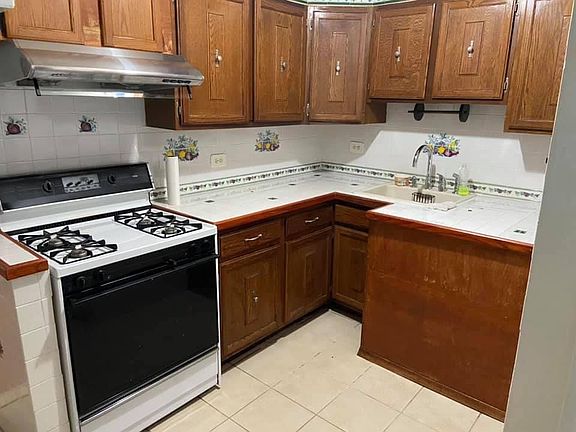 3rd image of 10427 109th St