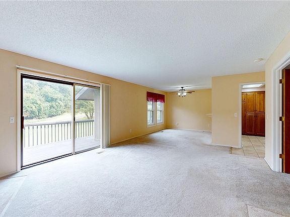 5th image of 45 Melinda Ln