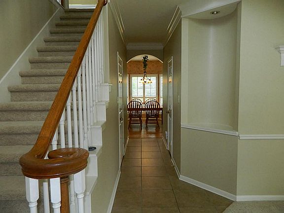 Spacious Entry with Art Niche